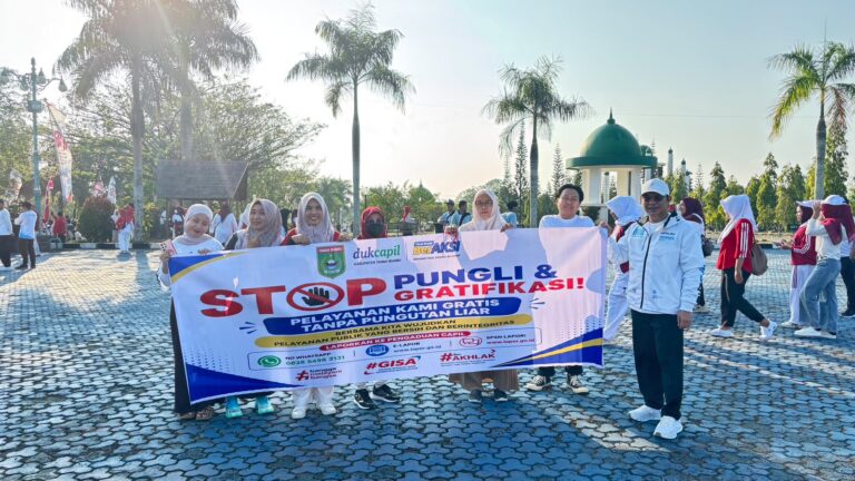 Semangat Integritas di Jalan: Disdukcapil Tanah Bumbu Gelar Jalan Santai dan Kampanye Antipungli